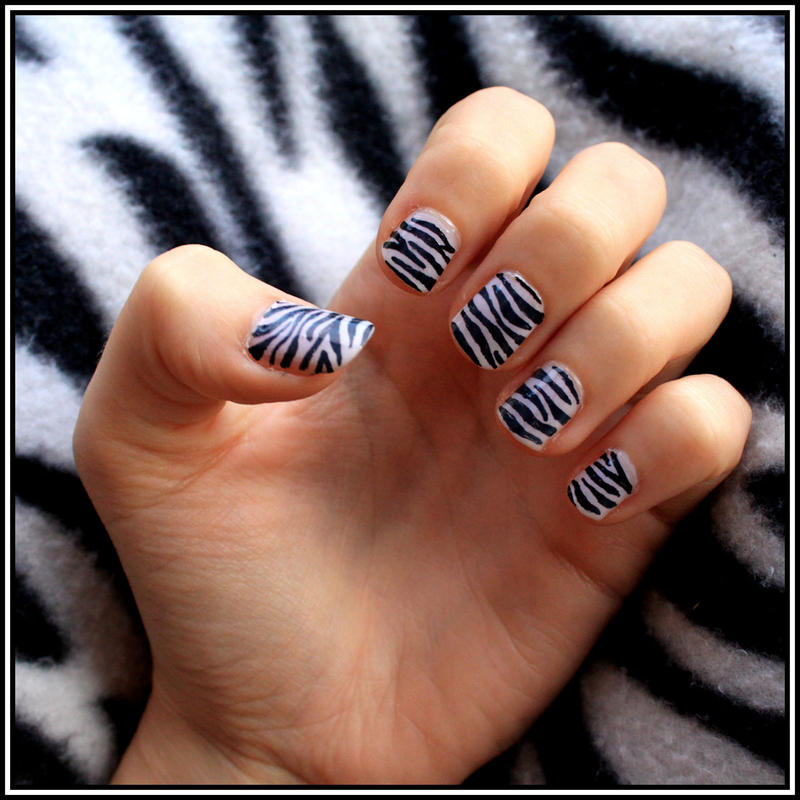 Nail art zebra by MyLittleDreamWorld