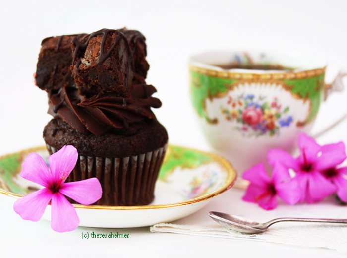 chocolate_fudge_b_cupcake_by_theresahelm