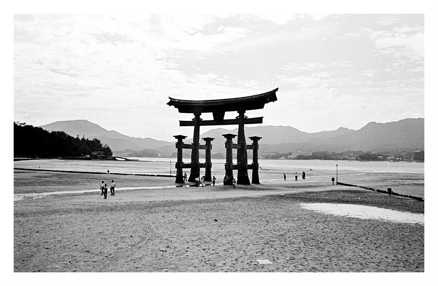 itsukushima_torii_by_robvinc-d4165y6.jpg