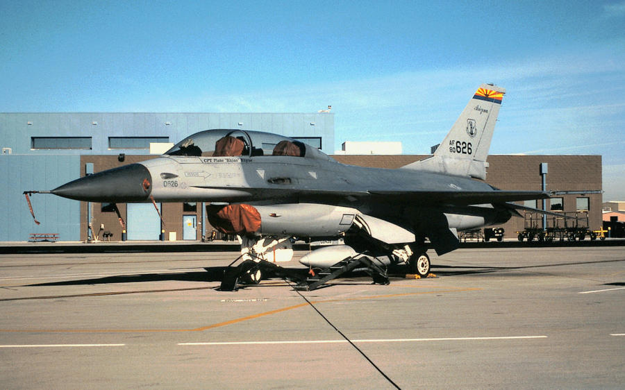 Cai aeronave F-16 da 162th Ala Aérea da Guarda Nacional