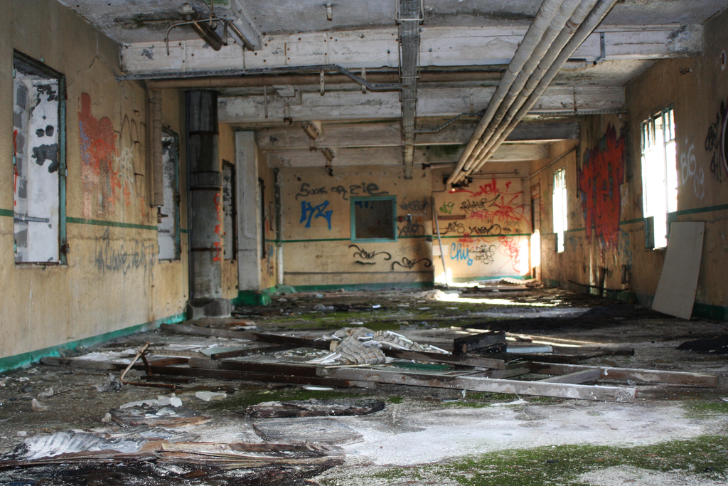 an_abandoned_hallway_by_nukiev-d7akuod.png