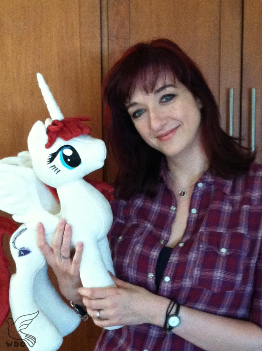 [Obrázek: lauren_faust_with_the_fausticorn_i_made_...5cu8pn.jpg]